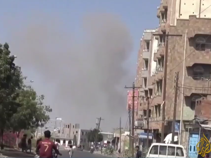 سحابة من الدخان عقب غارات للتحالف العربي استهدفت مواقع للجيش الوطني اليمني شمال غربي مدينة تعز، ووصفت مصادر يمنية الغارات بالخاطئة
