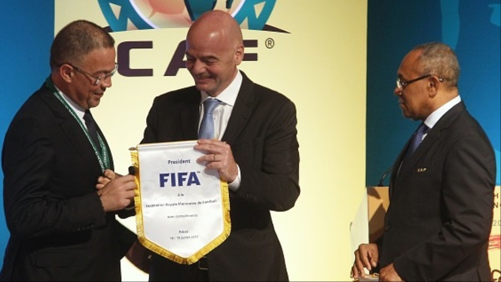 رئيس الاتحاد المغربي لكرة القدم فوزي لقجع مع رئيس الاتحاد الدولي لكرة القدم