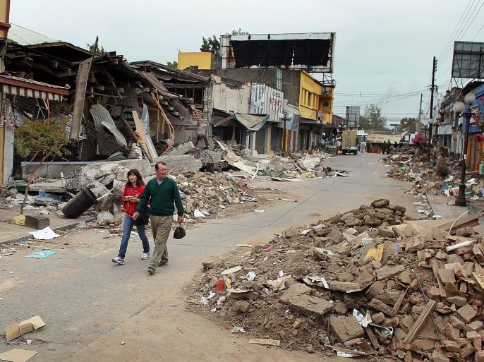 TALCA, CHILE - MARCH 12: People walk through the streets as the city continues to deal with the aftermath of the recent earthquake on March 12, 2010 in Talca, Chile. The newly sworn in president Sebastian Pinera is faced with the challenge of the damage done by the natural disaster. (Photo by Joe Raedle/Getty Images)