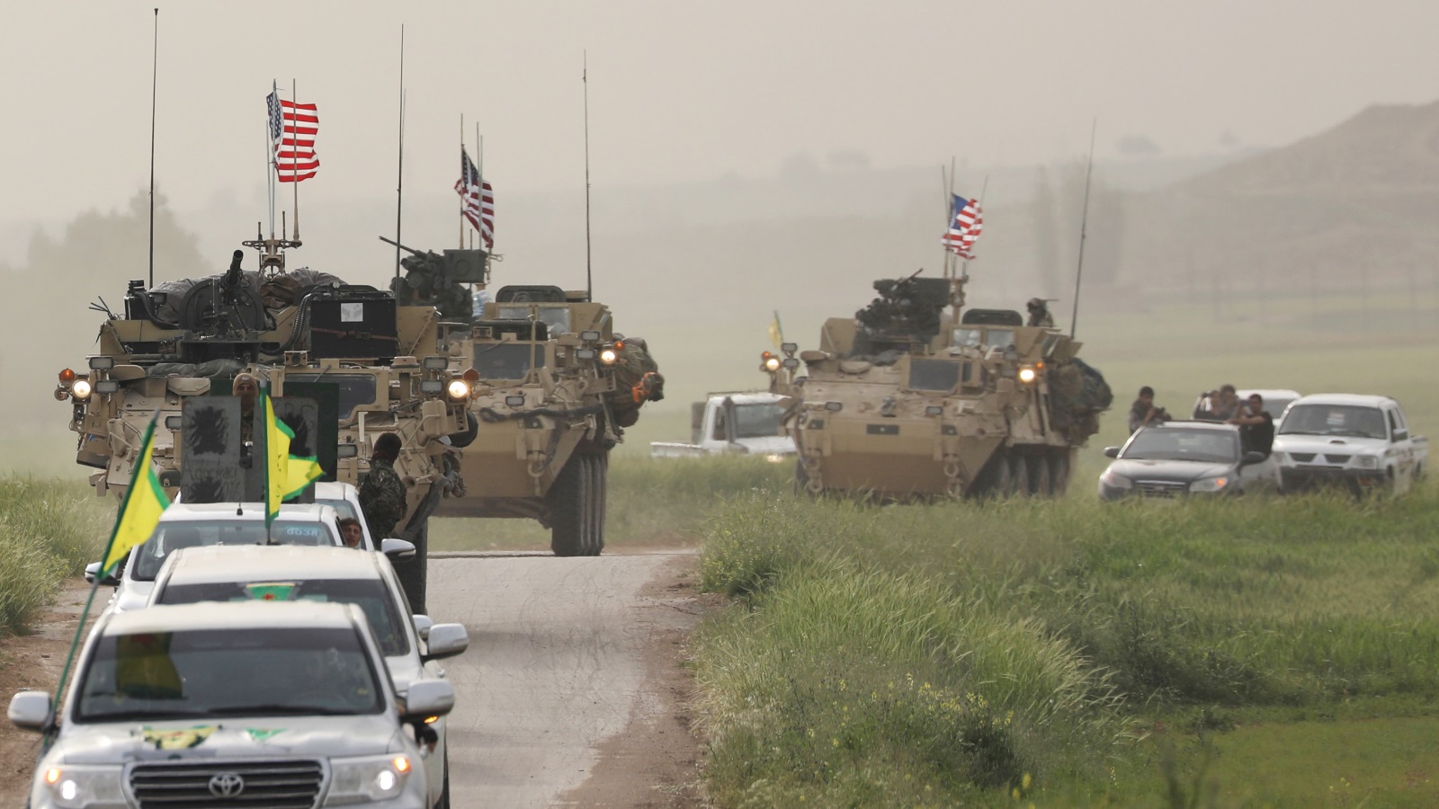 وحدات كردية تتقدم رتلا أميركيا في بلدة الدرباسية بسوريا قرب الحدود التركية (رويترز-أرشيف)