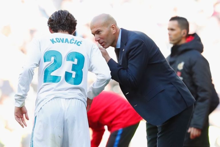 MADRID, SPAIN - DECEMBER 23: Zinedine Zidane, Manager of Real Madrid gives instructions to Mateo Kovacic of Real Madrid during the La Liga match between Real Madrid and Barcelona at Estadio Santiago Bernabeu on December 23, 2017 in Madrid, Spain. (Photo by Gonzalo Arroyo Moreno/Getty Images)