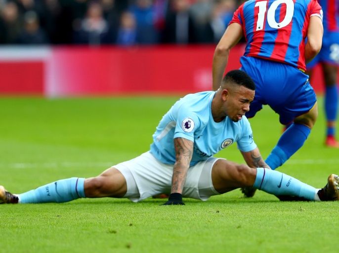 LONDON, ENGLAND - DECEMBER 31: Gabriel Jesus of Manchester City reacts after injuring himself during the Premier League match between Crystal Palace and Manchester City at Selhurst Park on December 31, 2017 in London, England. (Photo by Clive Rose/Getty Images)