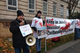 ممثلون لمتظمة الشعوب المهددة بمظاهرة في برلين رفضا للحرب والحصار السعوديان لليمن لليمن. الجزيرة نت