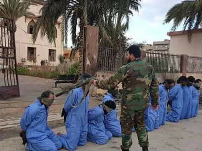 ليبيا/ صور على مواقع التواصل تظهر الورفلي وهو يعدم أشخاص في بنغازي