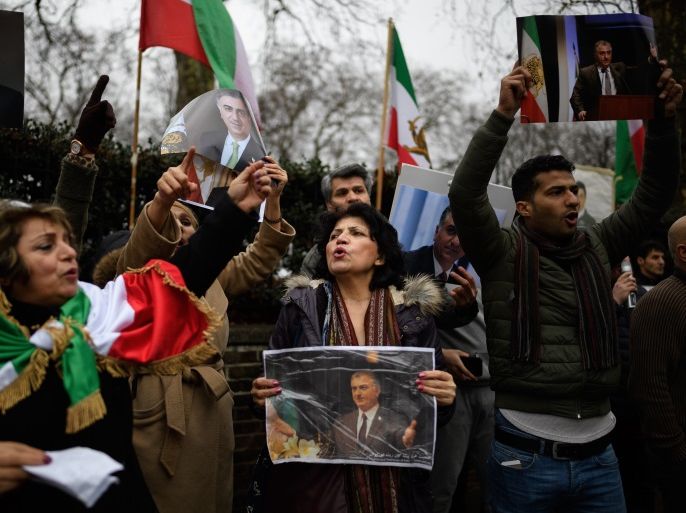 LONDON, ENGLAND - JANUARY 02: Anti-regime protestors demonstrate outside the Iranian embassy on January 2, 2018 in London, England. Protests in Iran have seen at least 12 people die during violent clashes over recent days. (Photo by Leon Neal/Getty Images)