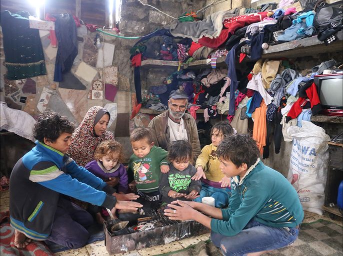 عائلة أسمهان وزوجها محمود فراونة، يغرق منزلها بفصل الشتاء ويفتقر أطفالها الثمانية للبطانيات وملابس الشتاء.
