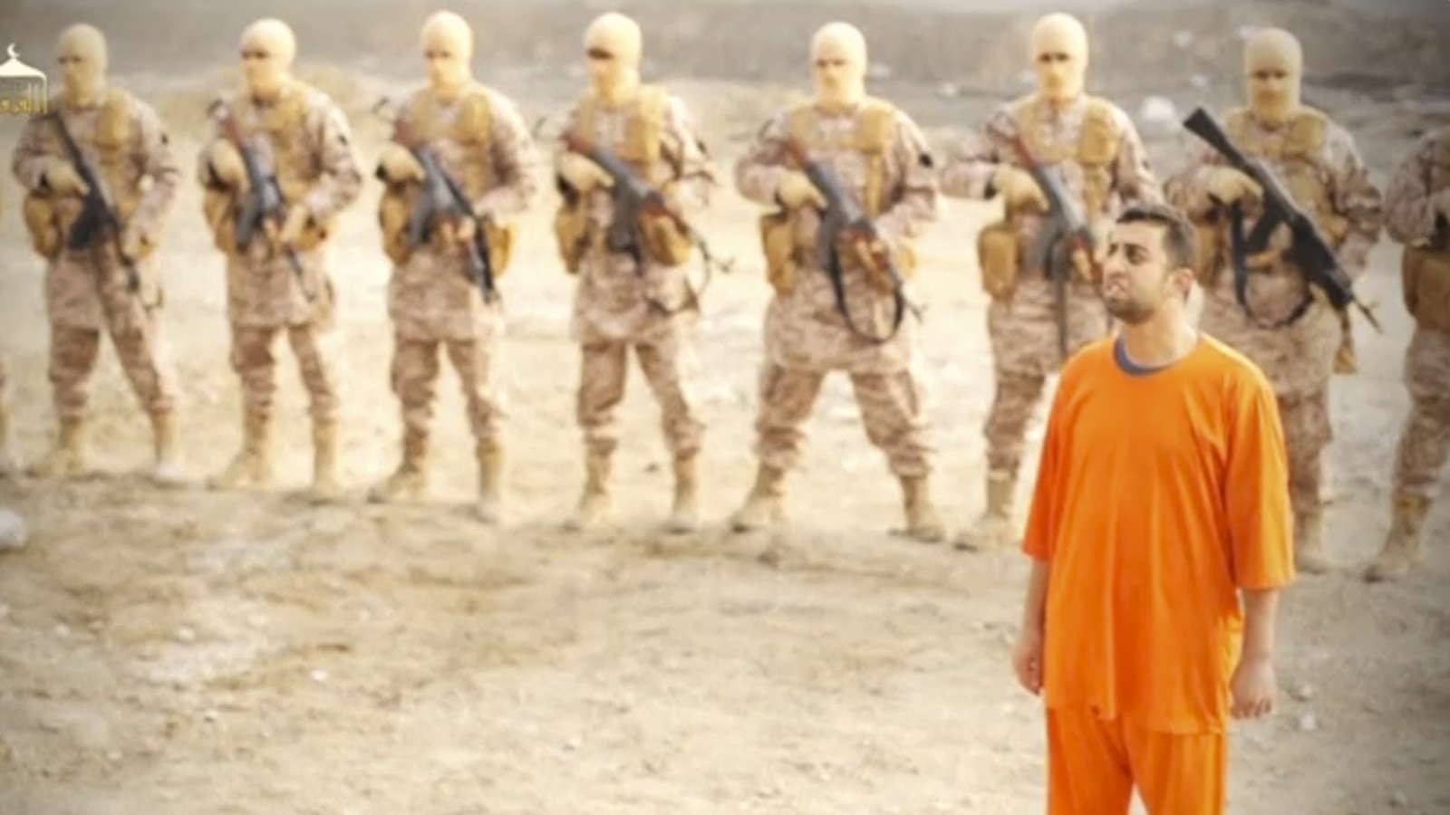 مشهد من أحد أفلام تنظيم الدولة الذي تم فيه إعدام الطيار الأردني حرقا (رويترز)