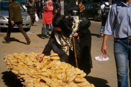 حسب الإحصائيات الدولية بات المصريون يعتمدون بغذائهم بشكل رئيسي على القمح الوارد من الخارج . الجزيرة نت.jpg