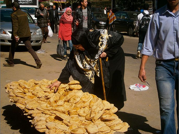 حسب الإحصائيات الدولية بات المصريون يعتمدون بغذائهم بشكل رئيسي على القمح الوارد من الخارج . الجزيرة نت.jpg