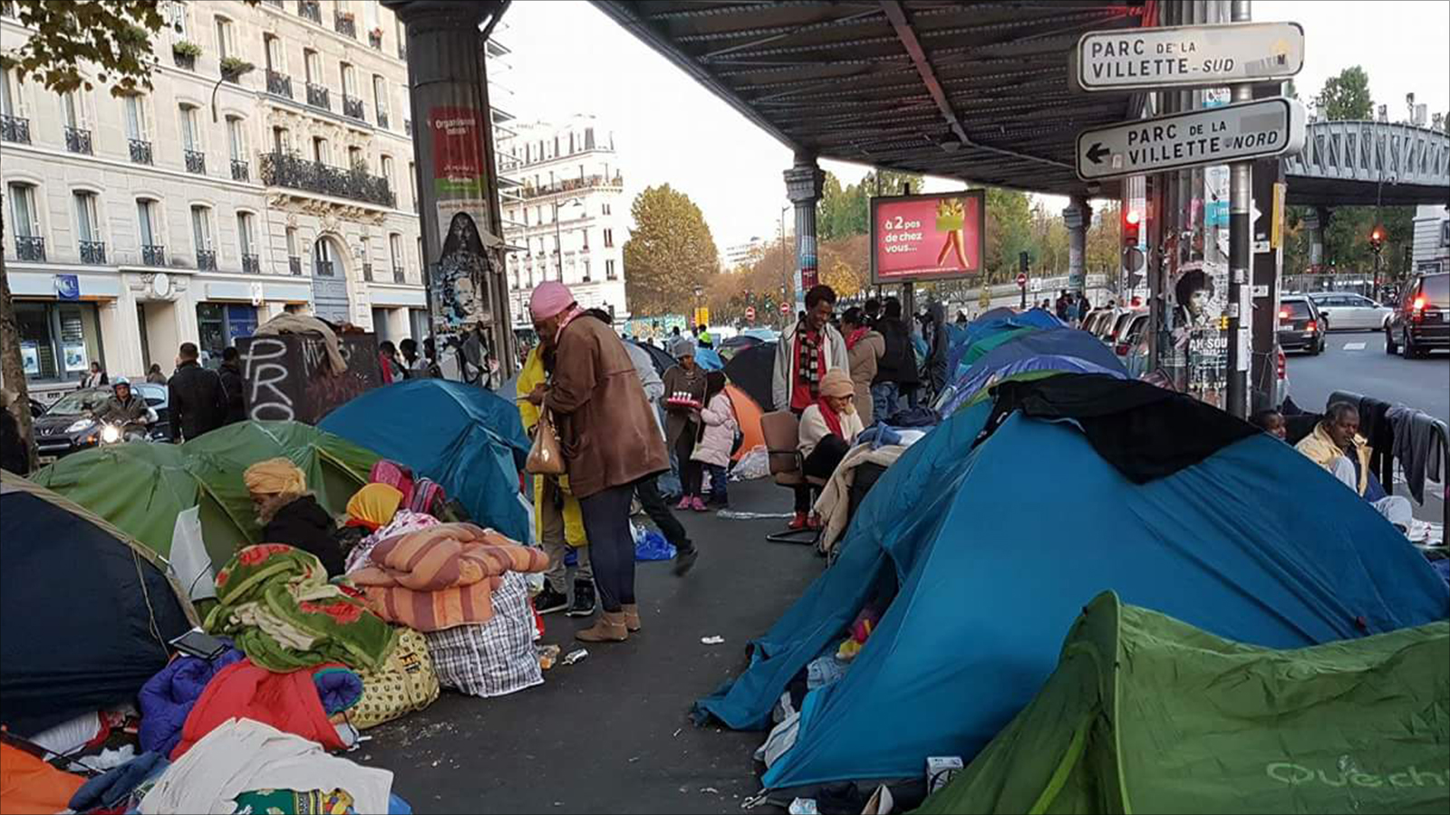 ‪طالبو لجوء يفترشون الأرض قرب محطة الميترو في قلب باريس‬ (الجزيرة نت)