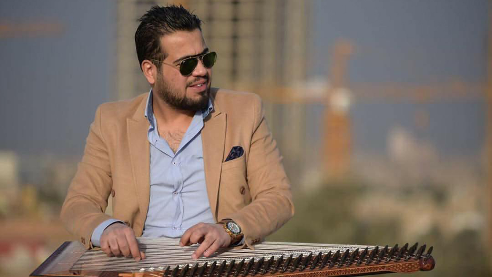 عمر زياد يستخدم القانون في عزف أغاني المقام العراقي (الجزيرة)