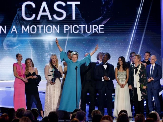 24th Screen Actors Guild Awards – Show – Los Angeles, California, U.S., 21/01/2018 – Frances McDormand (at microphone) celebrates while accompanied by the rest of they cast after they were presented the award for Outstanding Performance by a Cast in a Motion Picture for