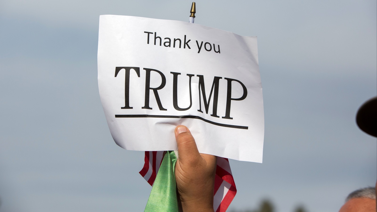   إيراني مقيم في الولايات المتحدة يرفع لافتة شكر لترمب خلال مظاهرة مناهضة للنظام الإيراني في لوس أنجلوس (رويترز)