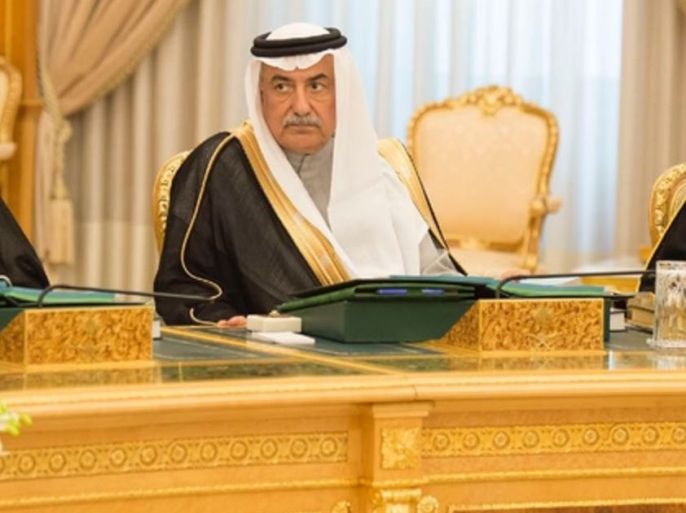 وزير الدولة السعودي إبراهيم العساف (وسط) يحضر اجتماع مجلس الوزراء في صورة بثتها وكالة الأنباء السعودية