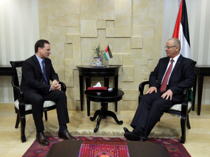 رئيس الوزراء الفلسطيني رامي الحمد الله (يمين) يستقبل المفوض العام للأونروا بيير كرينبول في رام الله