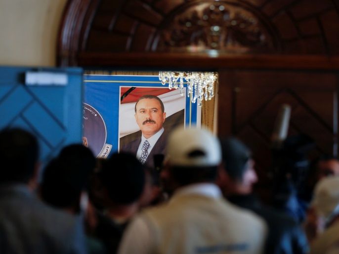 Members of the General People's Congress party, once headed by Yemen's slain former president Ali Abdullah Saleh (pictured in the poster), enter a meeting of the party's leadership in Sanaa, Yemen January 7, 2018. REUTERS/Khaled Abdullah