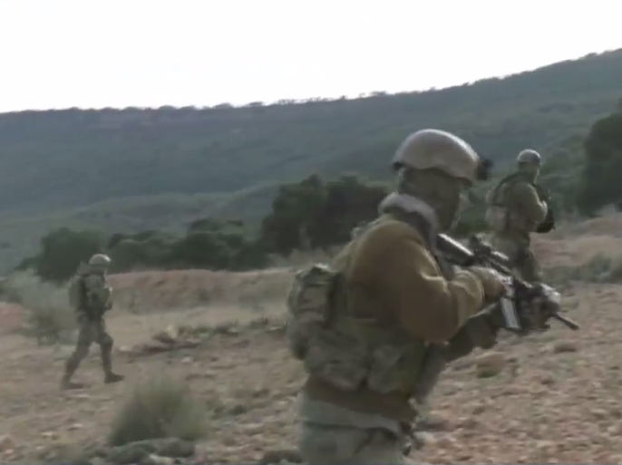 عناصر من الأمن التونسي خلال عملية تمشيط في منطقة جبلية غربي البلاد حيث ينشط عدد من المسلحين المرتبطين بتنظيمي القاعدة والدولة الإسلامية