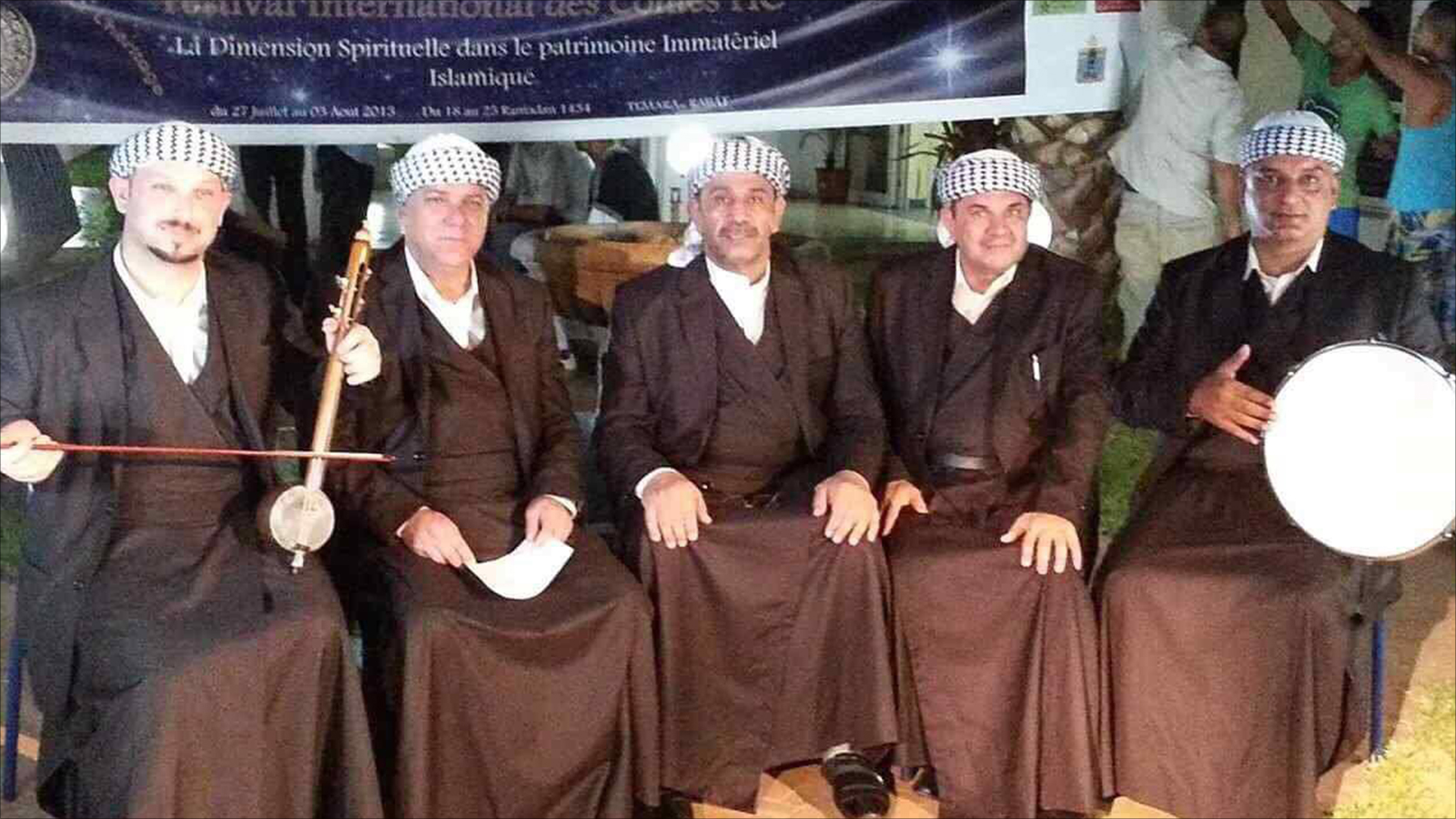 ‪الزي التقليدي لمغني المقام العراقي‬ (الجزيرة)