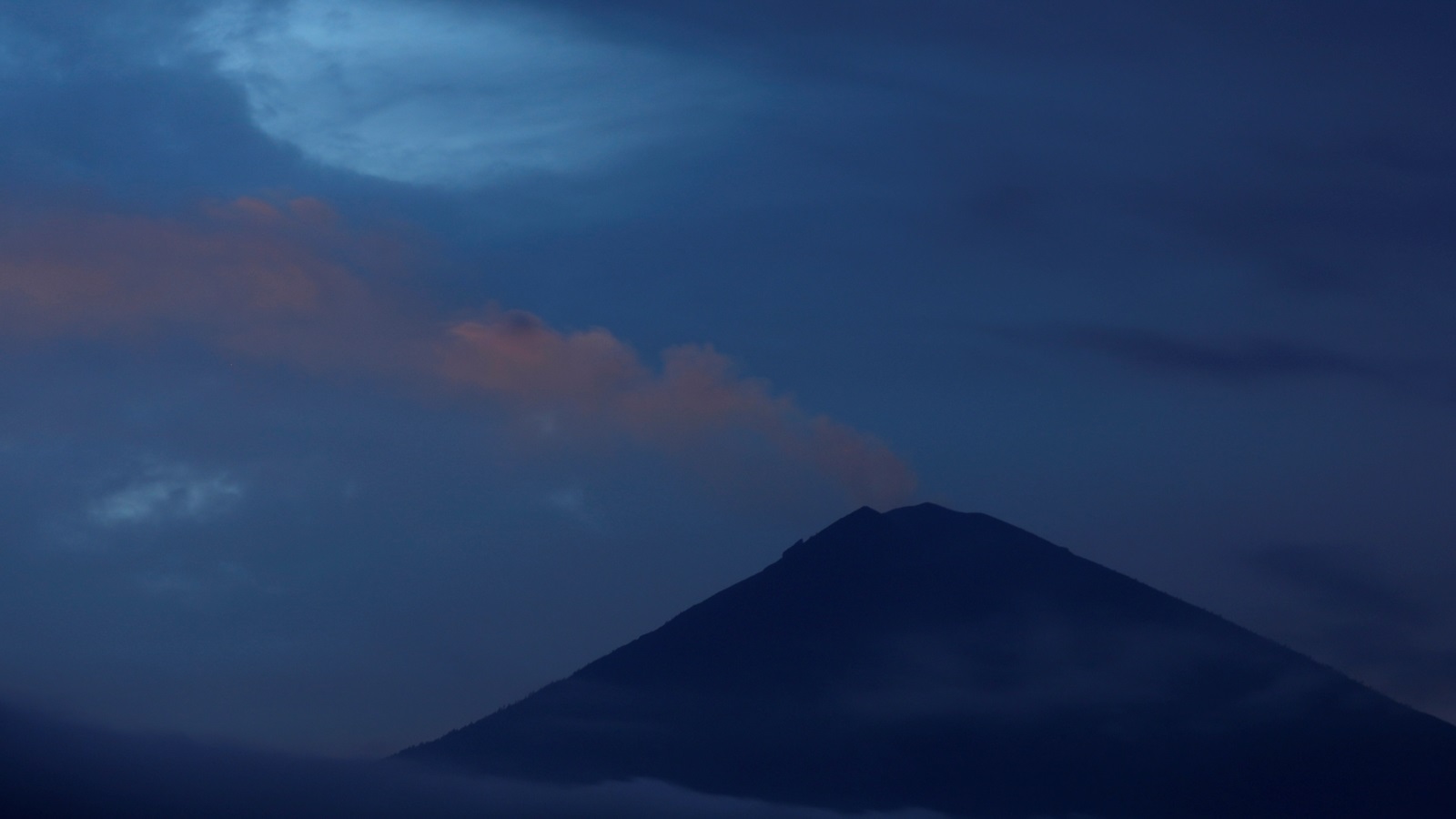 بركان جبل أغونغ بإندونيسيا يطلق أعمدة سميكة من الرماد (رويترز)