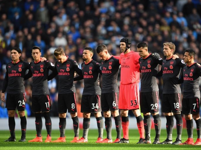 MANCHESTER, ENGLAND - NOVEMBER 05: The Arsenal Players line up for a minute's silence ahead of Remembrance Sunday prior to the Premier League match between Manchester City and Arsenal at Etihad Stadium on November 5, 2017 in Manchester, England. (Photo by Laurence Griffiths/Getty Images)