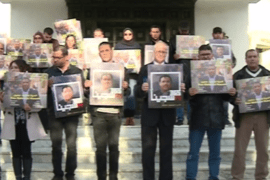 مكتب الجزيرة في تونس ينظم وقفة تضامنية مع الزميل محمود حسين المحتجز في السجون المصرية منذ أكثر من عام