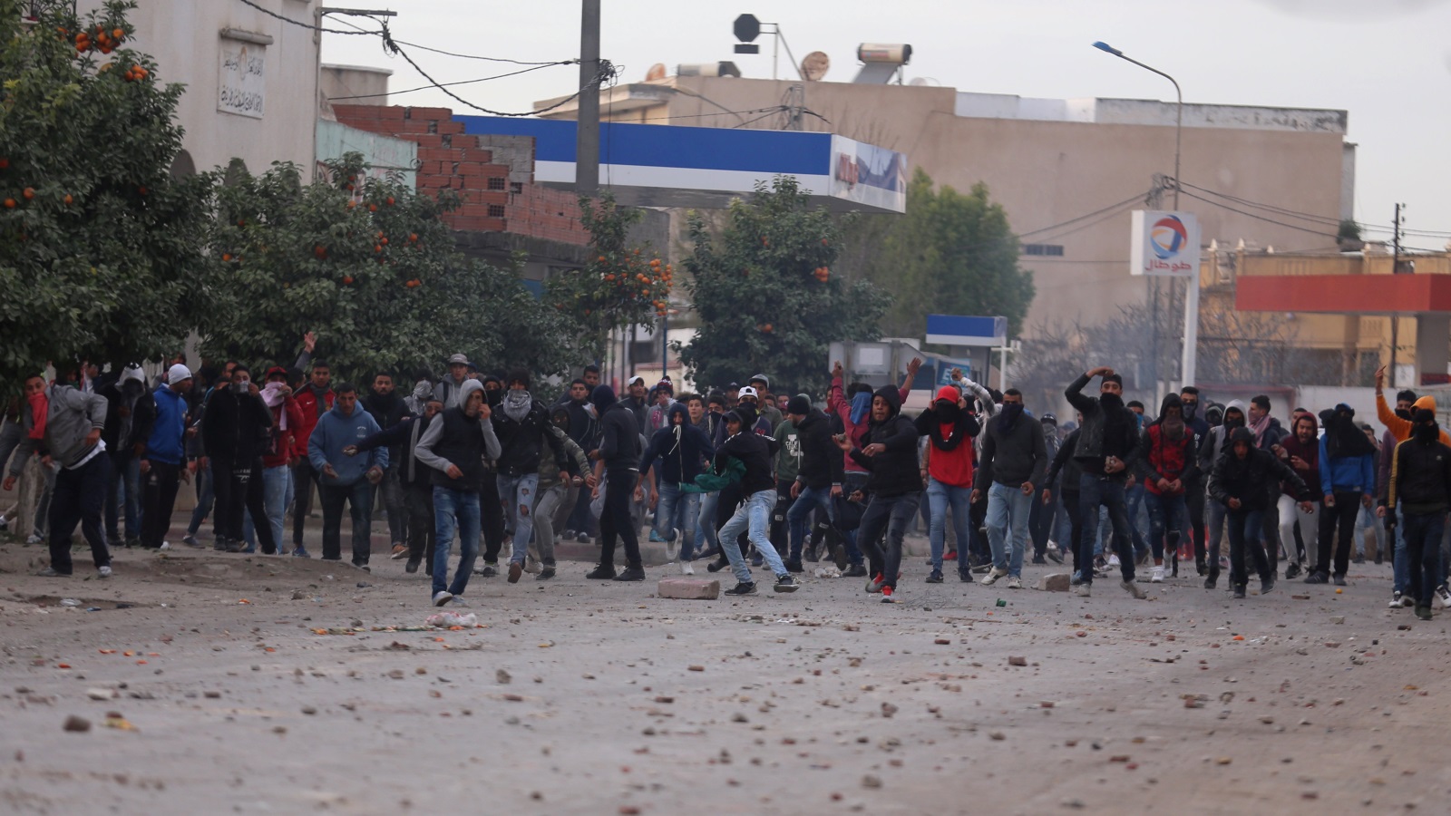 جانب من الاحتجاجات في مدينة طبربة التابعة لولاية منوبة القربة من العاصمة (رويترز)