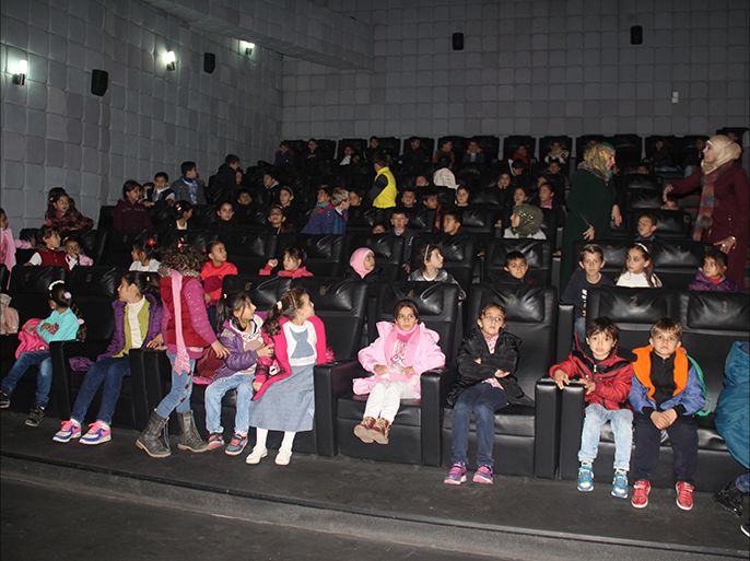 مشاهدة السينما - عاش أيتام سوريون، يسكنون في مركز إيواء جنوبي تركيا، اليوم السبت، فرحة اللقاء الأول في حياتهم مع الفن السابع في صالة سينما بولاية هطاي. المبادرة كانت من بولنت أويغو، قائمقام قضاء "ألتن أوزو"، خلال زيارته لمركز "بوينو يوغون" لإيواء اللاجئين، في قضاء "ألتن أوزو"، بعدما علم أن الأطفال لم يذهبوا إلى السينما في حياتهم أبدا.
