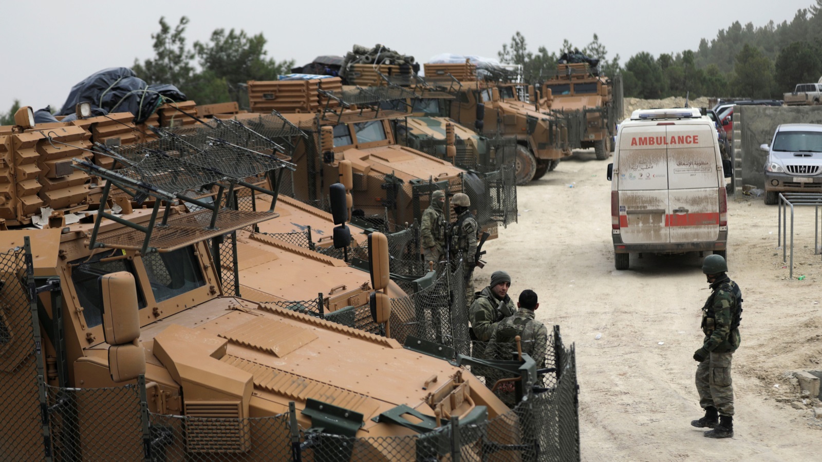 ‪الجيش التركي يواصل إرسال المزيد من التعزيزات إلى محيط عفرين‬ (رويترز)