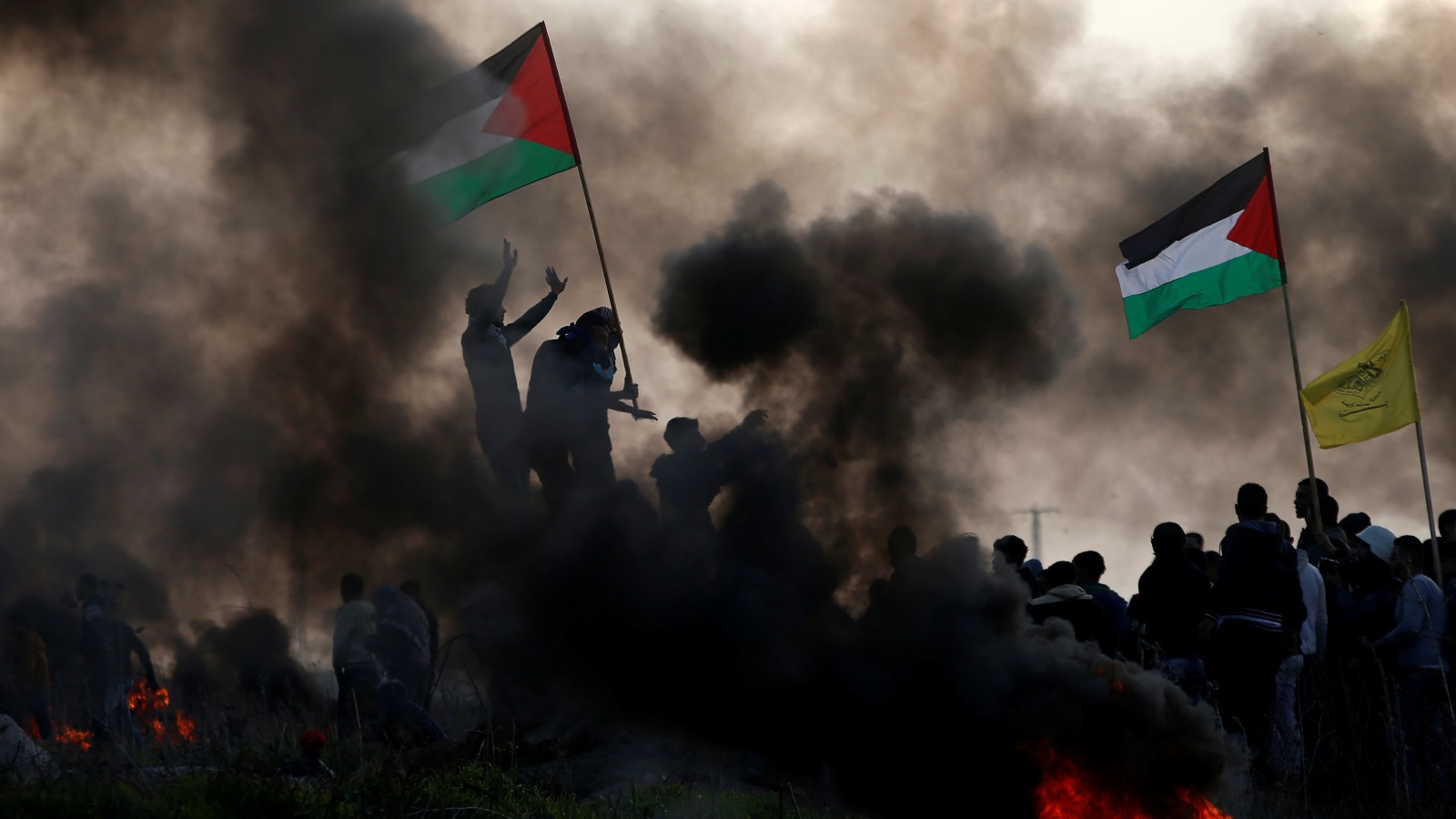 ‪مواجهات بين شبان فلسطنيين أمس الجمعة على الحدود مع قطاع غزة‬ (رويترز)