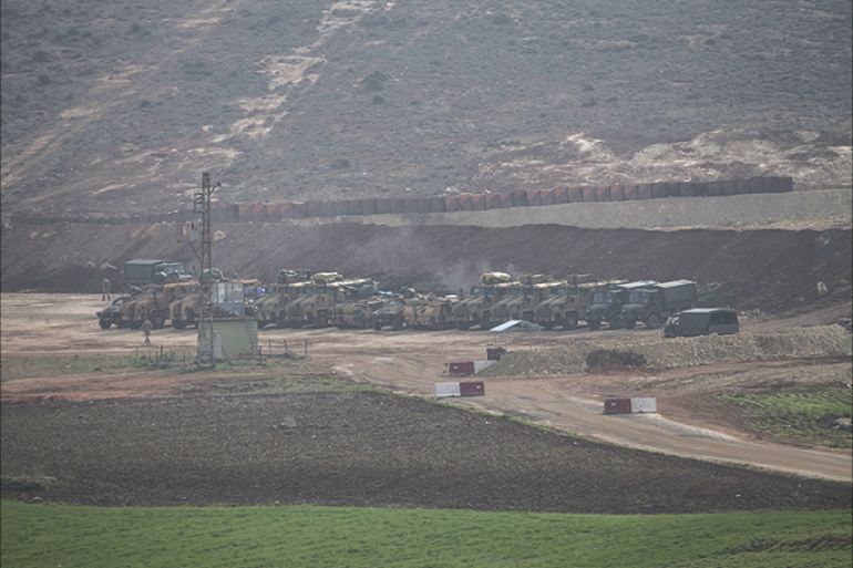 وصلت إلى ولاية هطاي جنوبي تركيا مركبات عسكرية لدعم القوات التركية المتمركزة على الحدود مع سوريا.