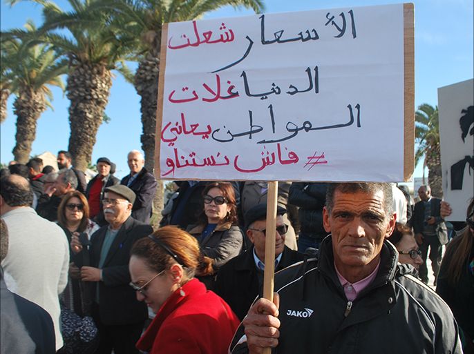 صورة 4: المواطن التونسي توفيق حمدي يحتج أمام البرلمان على زيادة الأسعار/العاصمة تونس/يناير/كانون الثاني 2018