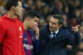 Soccer Football - Spanish King's Cup - Quarters Final Second Leg - FC Barcelona vs Espanyol - Camp Nou, Barcelona, Spain - January 25, 2018 Barcelona coach Ernesto Valverde speaks with Philippe Coutinho before sending him on as a substitute REUTERS/Albert Gea