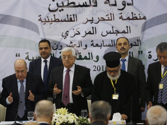 Palestinian President Mahmoud Abbas (C) prays at the start of a meeting for the Central Council of the Palestinian Liberation Organization, in the West Bank city of Ramallah, March 4, 2015. Palestinian leaders began a two-day meeting on Wednesday at which they could decide to suspend security coordination with Israel, a move that would have a profound impact on stability in the occupied West Bank. Relations between the two sides have grown dangerously brittle since the collapse of U.S.-brokered peace talks in 2014, with no immediate prospect of any resumption in negotiations. REUTERS/Mohamad Torokman (WEST BANK - Tags: POLITICS)