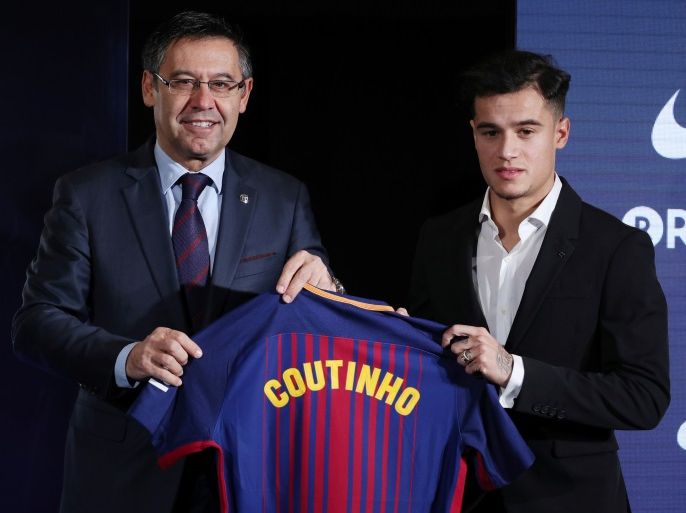 Soccer Football - FC Barcelona present new signing Philippe Coutinho - Camp Nou, Barcelona, Spain - January 8, 2018 FC Barcelona's new signing Philippe Coutinho and FC Barcelona President Josep Maria Bartomeu pose with the club shirt REUTERS/Albert Gea