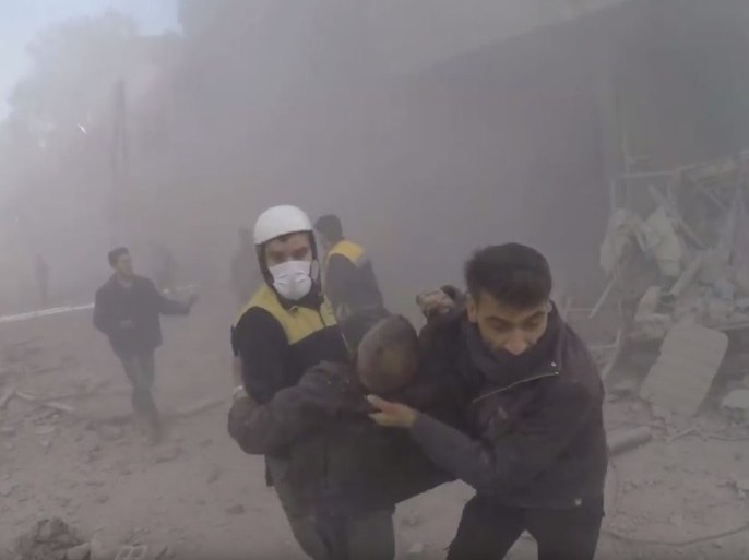 عناصر الدفاع المدني يسعفون ضحايا القصف الجوي في الغوطة الشرقية