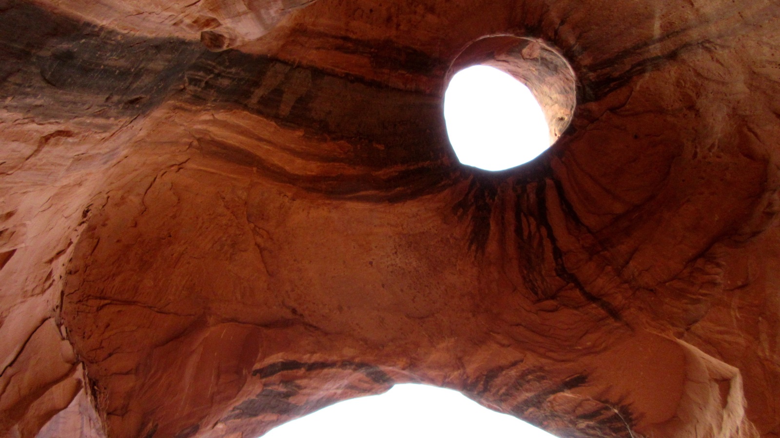 تظهر الصخور على شكل رأس النسر في مونومنت فالي، كما تبدو السماء من خلال عين النسر (الألمانية)
