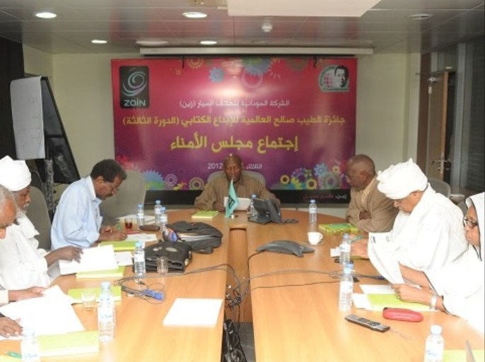صورة نشرها الموقع الرسمي لجائزة الطيب صالح لاجتماع مجلس أمناء الجائزة