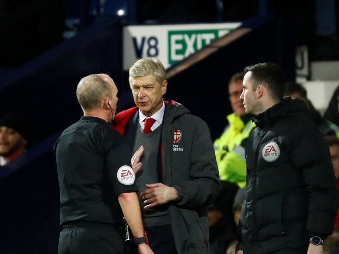 Soccer Football - Premier League - West Bromwich Albion vs Arsenal - The Hawthorns, West Bromwich, Britain - December 31, 2017 Arsenal manager Arsene Wenger remonstrates with referee Mike Dean Action Images via Reuters/Jason Cairnduff EDITORIAL USE ONLY. No use with unauthorized audio, video, data, fixture lists, club/league logos or