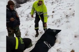 الدفاع المدني اللبناني ينتشل جثث لاجئين سوريين ماتوا من البرد أثناء نزوحهم إلى لبنان