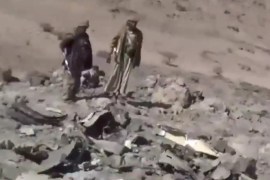 الحوثيون يعرضون حطام طائرة سعودية أسقطوها في صعدة