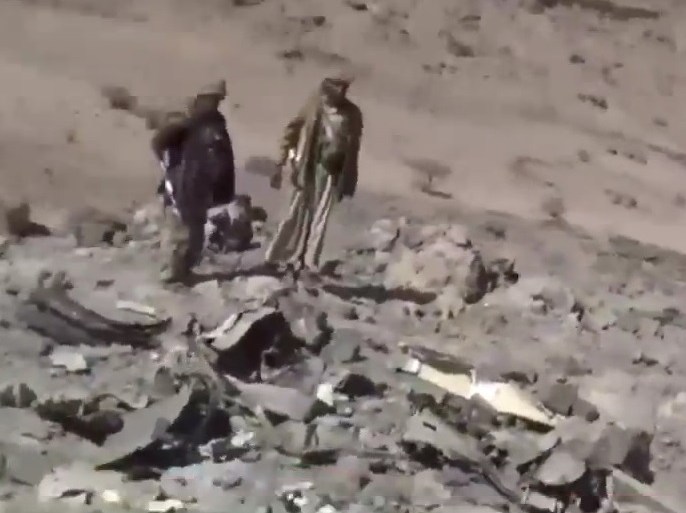 الحوثيون يعرضون حطام طائرة سعودية أسقطوها في صعدة