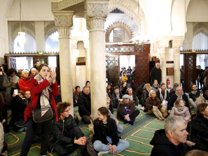Visitors watch members of the Muslim community praying in the Paris Grand Mosque during an open day weekend for mosques in France, January 10, 2016. REUTERS/Charles Platiau