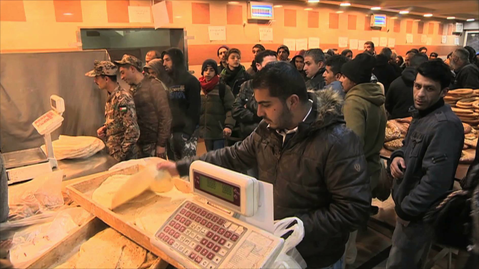 ‪مواطنون أردنيون يصطفون لشراء الخبز‬ (الجزيرة)