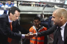 Barcelona's coach Pep Guardiola (R) shakes hands with Valencia's coach Unai Emery before their Spanish first division soccer match at Nou Camp stadium in Barcelona, October 16, 2010. REUTERS/Marti Fradera(SPAIN - Tags: SPORT SOCCER)