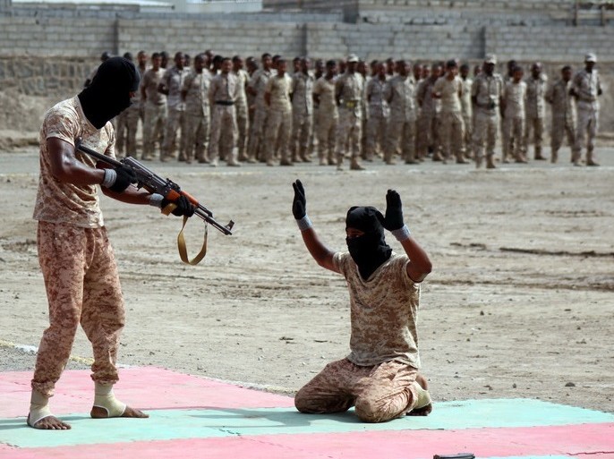 epa06148520 Emirati forces-trained recruits of Yemeni army perform combat trainings during a parade in the southern port city of Aden, Yemen, 17 August 2017. According to reports, the UAE army Forces has concluded the training of a new batch of Yemeni army recruits in Aden to support Yemen's internationally recognized government in the fight against the Houthi rebels. EPA/STRINGER