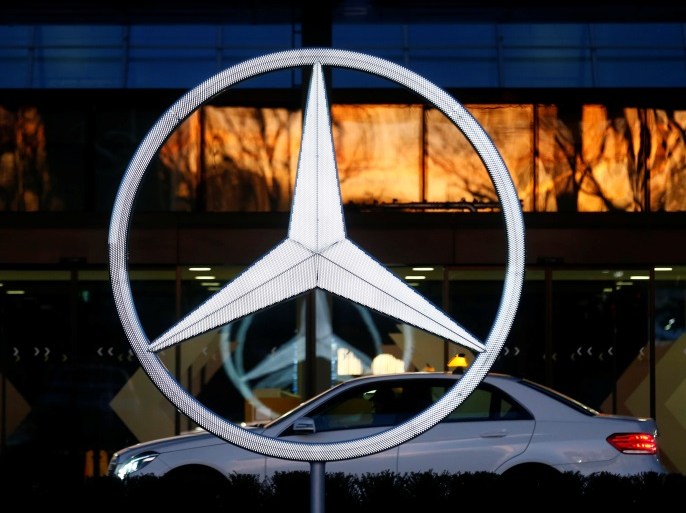 A Mercedes Benz logo is pictured at a customer center at the Mercedes Benz factory in Sindelfingen, Germany, January 24, 2018. REUTERS/Ralph Orlowski