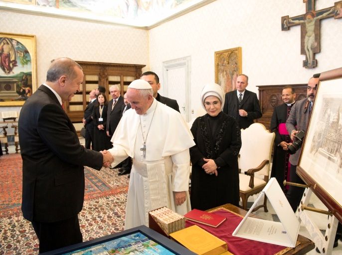 Pope Francis and Turkish President Tayyip Erdogan exchange gifts during a private audience at the Vatican, February 5, 2018. Osservatore Romano/Handout via Reuters ATTENTION EDITORS - THIS IMAGE WAS PROVIDED BY A THIRD PARTY.