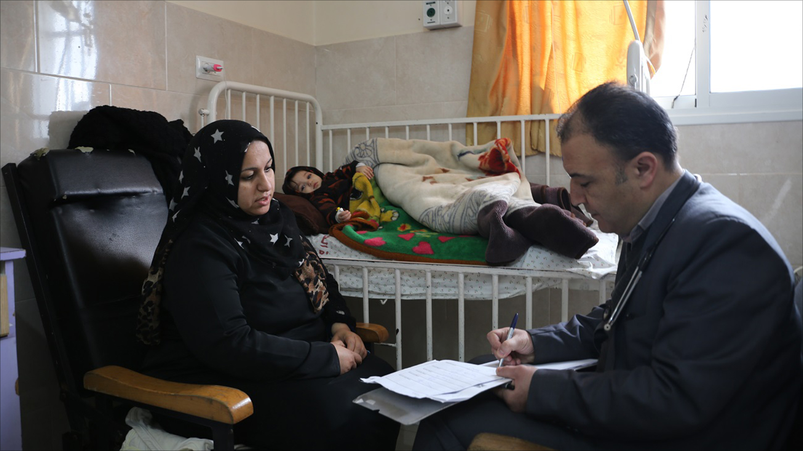 أم ياسين تخشى على طفلتها آلاء التي ساءت حالتها الصحية بسبب أزمة الكهرباء (الجزيرة)