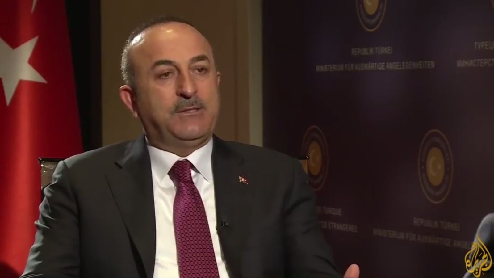 ‪جاويش أوغلو: ترمب قال لأردوغان إن أميركا توقفت عن تقديم الأسلحة للقوات الكردية‬ (الجزيرة)