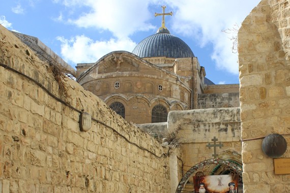 3-طريق الآلام، القدس المحتلة، صورة يظهر بها دير الأقباط وكنيسة القيامة بالبلدة القديمة بالقدس(الجزيرة نت)